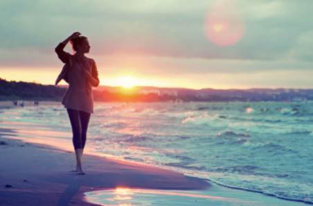 636176167381254976172764263_beautiful_girl_walking_on_the_beach_at_sunset